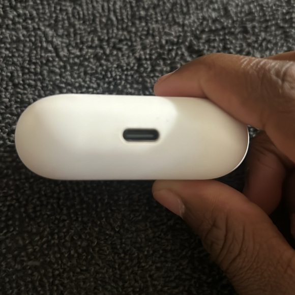 These earbugs DO NOT come with charger - Picture 3 of 4